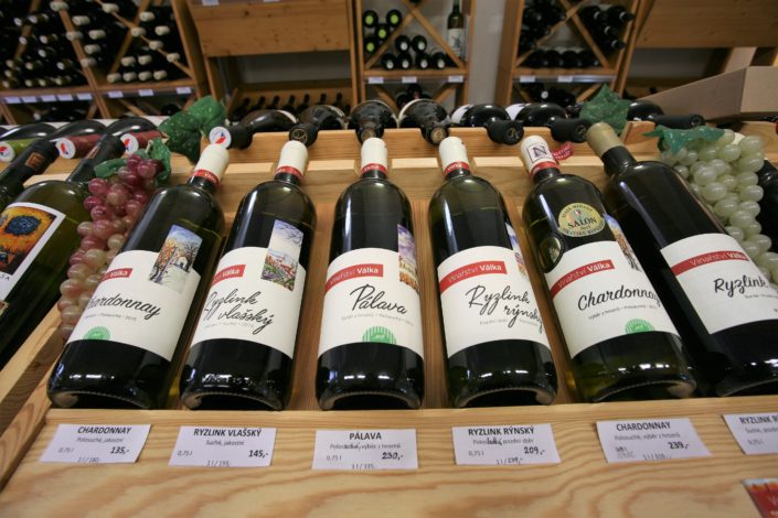 Vinotéka Dobrý ročník 33 Havlíčkův Brod prodává i bílá, červená, růžová a bio vína z Bio rodinného vinařství Válka z Nosislavi.