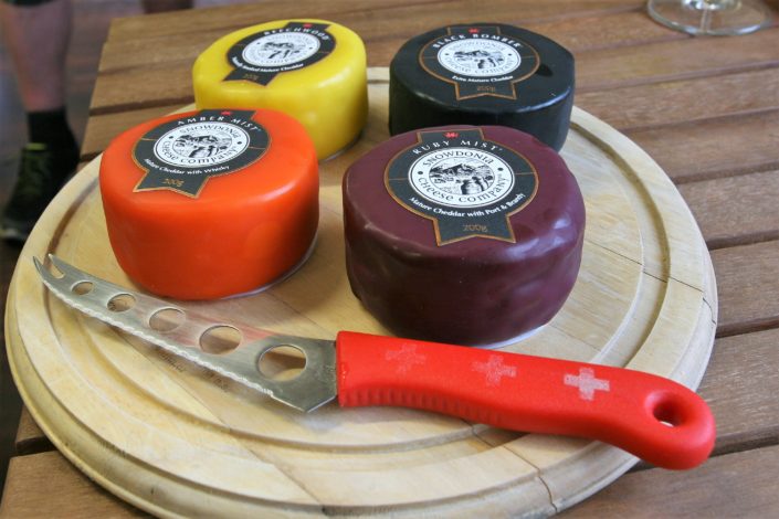 Sýry Chedar Snowdonia Cheese Company z Wallesu jsou také součástí nabídky vinotéky Dobrý ročník 33 Havlíčkův Brod